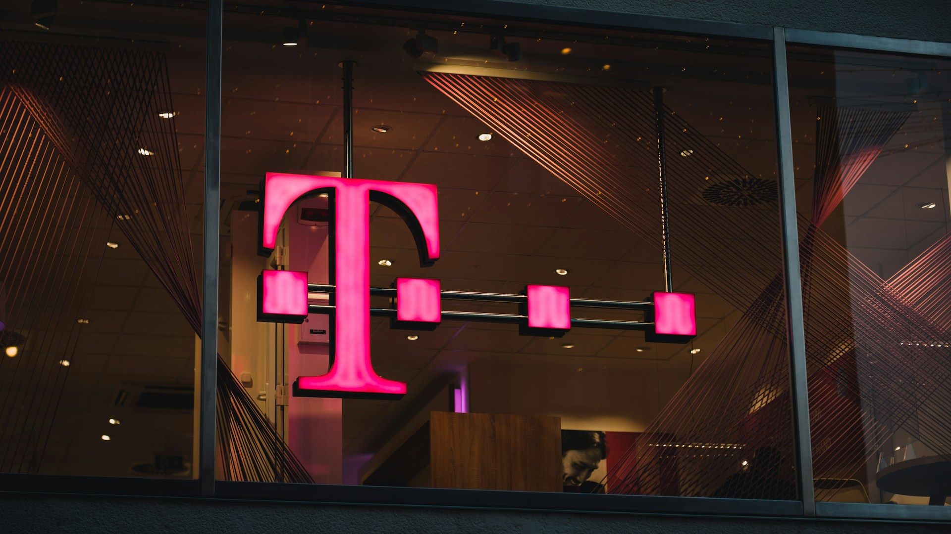 Deutsche Telekom: ABD Büyümesi Kârı Destekledi, Rekor Temettü Yolda
